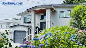 Artist Garden Retreat 2BR White Rock Beach - Image 1