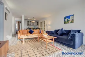 Modern, bright and welcoming oceanfront apartment - Image 1