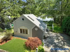 Cozy Waterfront Cottage - Sleeps 4 - Image 2