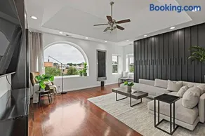 The Penthouse, Lux stay near Downtown, UofC & Lake - Image 1