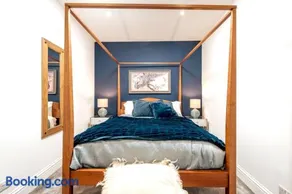 Niru Experience Pearl of Ifield Road 5BD 3BA - Image 2