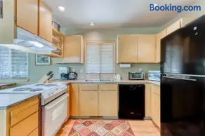 Dog-friendly lodge on 1 acre with deck & woodstove - walk to Deschutes River - Image 3