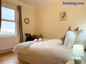 Henry's 3 Bedroom apartment in Finchley - Image 2