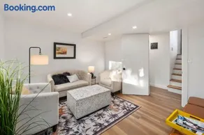 Moder charmer 4 BR 3 BA 12 Miles to Seattle, 3 miles to Airport near the mall - Image 4