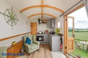 Tranquil, Luxury Shepherd’s Hut, Hot Tub & Views - Image 3