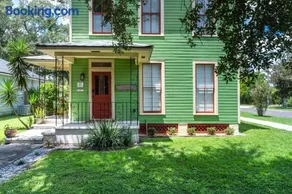 Cozy 3BR Retreat - Near Bars Zoo & Lake Trails - Image 3