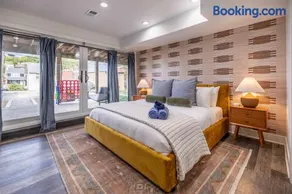 Modern Retreat With Dedicated Parking 2 King Beds Arcade BBQ - Image 1