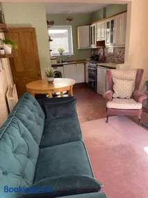 Lovely 2 bedroom house overlooking park, Free parking - Image 2