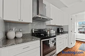Lily of the Valley Cottage, Cozy Lake Orion Gem - Image 3