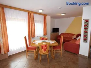 Cosy holiday apartment with large garden and pool - Image 1