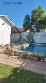 Casa con piscina en barrio residencial - Image 1