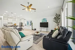 Modern Suburban Retreat Near Shopping & Parks - Image 3