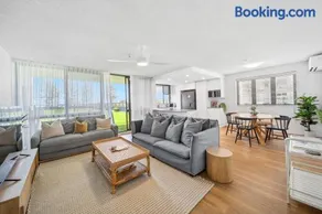 BeachFront 4 Bedroom Unit | Alexandra Headland - Image 1