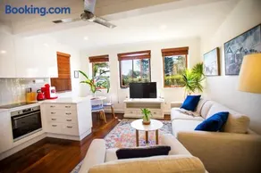 River View - Modern Living in a Vintage Apartment - Image 3