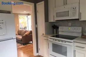 Cozy Crown Hill Carkeek Cottage 2 Beds, Full Kitchen & Backyard in North Seattle - Image 4