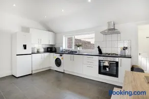 Stylish 2BR House in Ashington by Stay With Us - Image 2