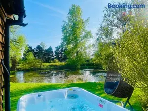 The Barn cottage with hot tub overlooking the lake - Image 2