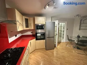 Modern Huddersfield Stay - Garden & Parking - Suitable for Contractors - Image 4
