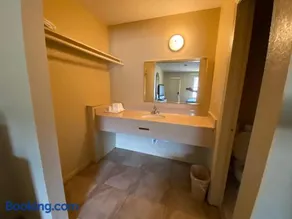 Budget Inn - Image 2