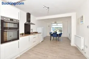 Sea View Beachfront House Sleeps 8 - Image 3