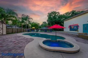 Tropical Oasis- Pickleball, Pool, Hot Tub- 15 min to beach - Image 2