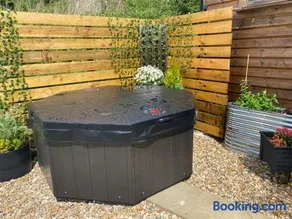 Cosy Shepherds Hut, heating, Hot Tub, WiFi and magnificent view - Image 4