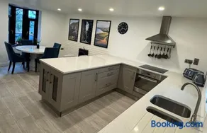 Modern Coastal Cottage - Image 2