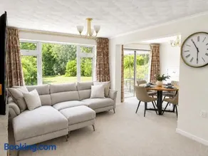 Premium 3 Bed Detached House with Private Driveway and large Garden for Contractors and Families - Image 3