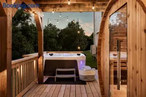 Epic Family Stay - 40' Putting Green, Theater, Hot Tub, Sauna - Image 2