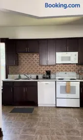 Charming Spacious 3BR Pet-Friendly Retreat - Image 3
