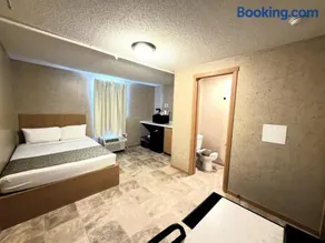 Prairie Moon Inn & Suites - Image 5