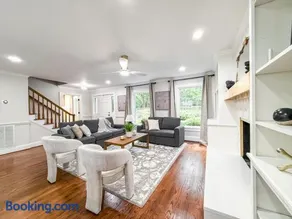 Beautiful Estate in 4 acres of land in Chapel Hill - Image 1