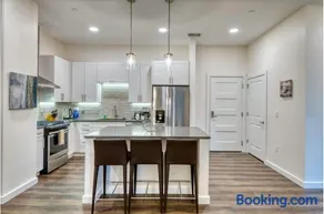 Gorgeous Apt Near Shipyards - Image 1