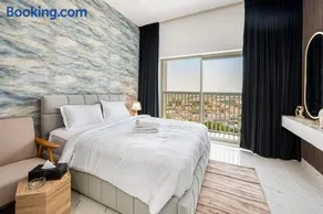 Chic Urban Retreat Immerse Yourself in Comfort - Image 1