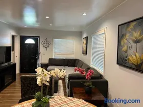 An Amazing comfortable home front middle unit 1q bed and other room with sofa - Image 5