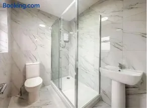 Cozy Guest Rooms in Bedford with Shared Facilities - Image 4