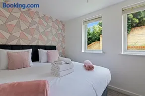 OnSiteStays - Contemporary 2 Bed Apt with Ensuite, 2 x Free Parking Spaces & a Balcony - Image 1