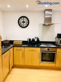 Superbly located 2 bedroom luxury apartment - Image 3