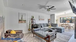 Mid Century Modern Retreat in Old Town Scottsdale - Image 2