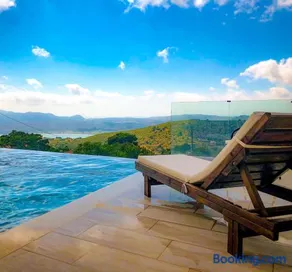 Luxury villa with private infinity pool - Image 1
