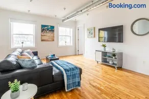 The Logan - Stylish 2BR Suite w Portable AC in Leslieville - Image 1