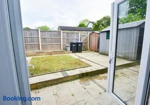 House Sleeps 7 with Parking - Image 3