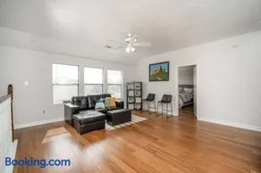 Fabulous & Stylish 4BR w Pool Table and Space to Chill - Image 3