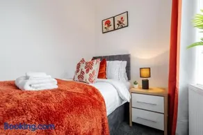 Entire 4 Bedroom house in Bootle Liverpool-Ideal for contractors, family and group-Free Parking & Free internet-Sleeps 7 - Image 5