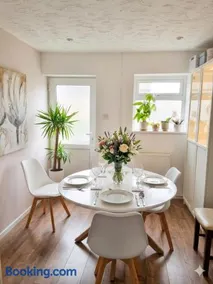 Cosy & Modern North Cotswold Retreat with Hot Tub - Image 2