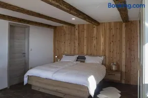 Studio 1111 with Sauna & Hot Tub - Image 3