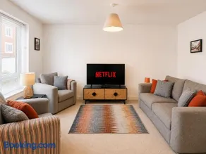Contractor 3BR House Swindon, Fast WiFi, Sleeps 6, Free Parking, Contractors - Image 2