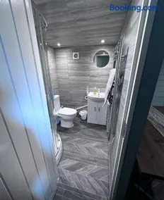 Cozy cabin independent ensuite - Image 3