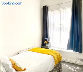 Cosy Cheerful 2 Bedrooms Near Piccadilly, Etihad Stadium Sleeps up to 5 - Image 3