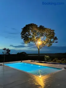 Casa de campo exclusiva com piscina, fire pit e vista para lagoa - Image 1